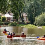 Canoës le long de la Rivière